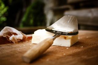 Comment conserver et couper un fromage suisse ?
